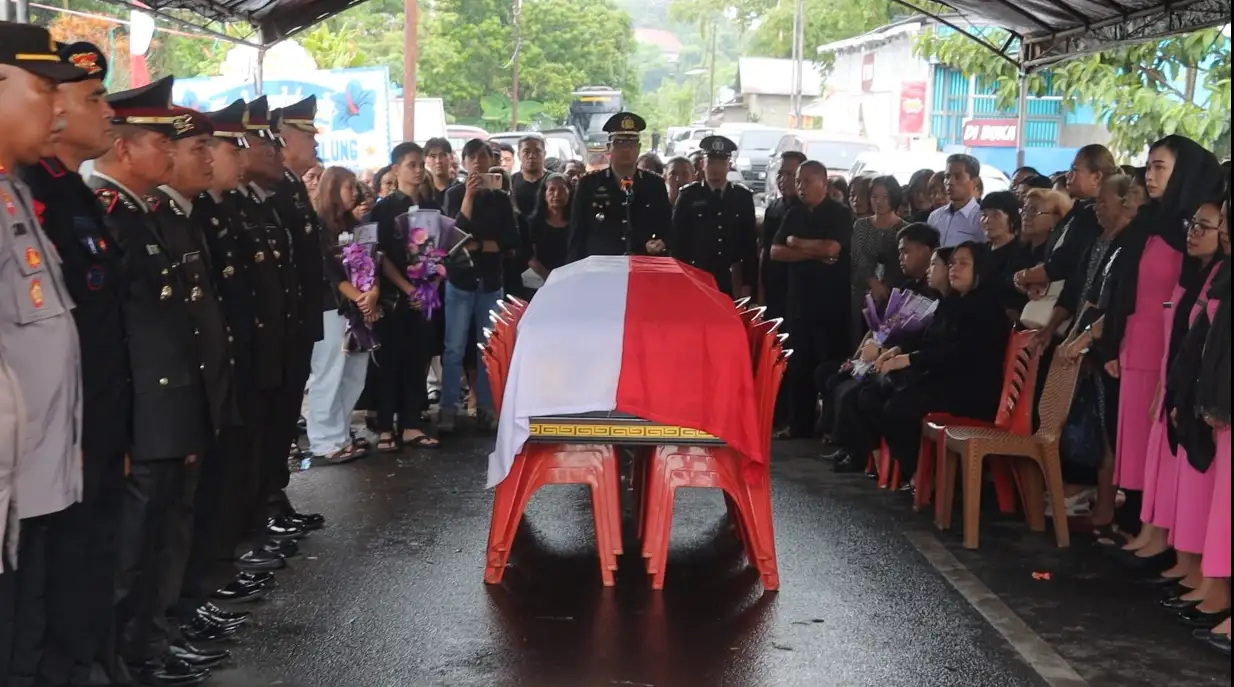 Dua Pemimpin, Satu Kehormatan: Kapolres dan Wakapolres Minahasa Pimpin Upacara Persemayaman Aiptu Maylerd Bolung, S.H.